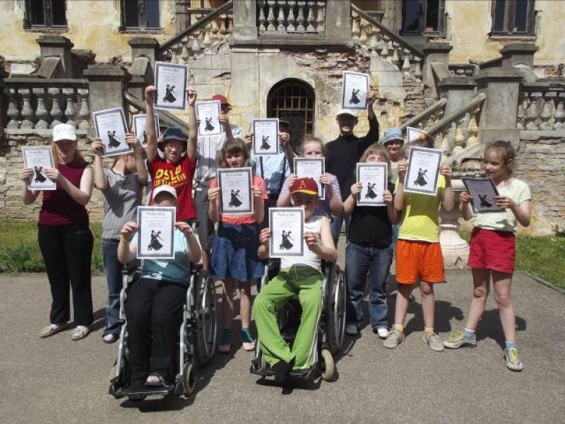 Bērni ar atzinības rakstiem