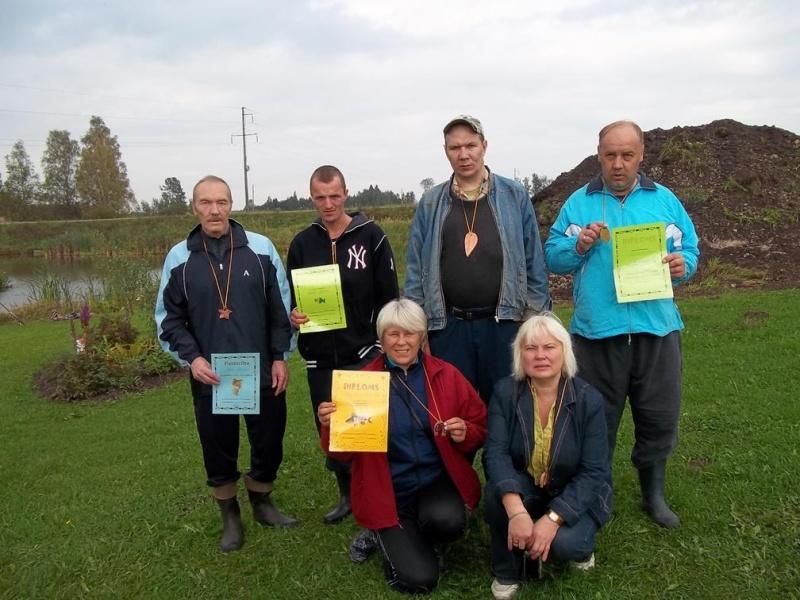 Komandas foto ar iegūtajiem apbalvojumiem