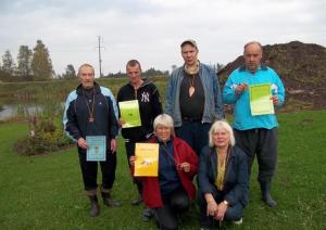 Komandas foto ar iegūtajiem apbalvojumiem